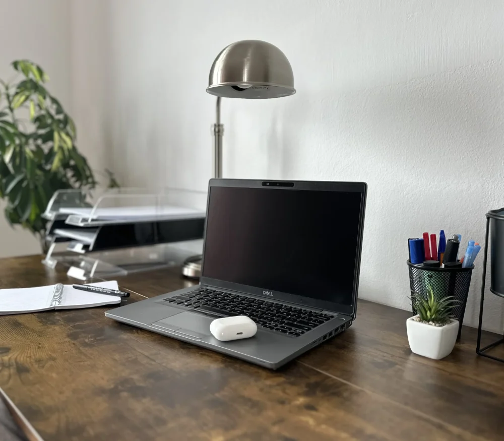 biuro-webdes-laptop-stanowisko-pracy